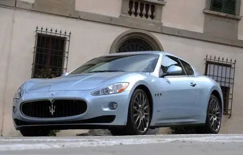 2009 Maserati Gran Turismo S Automatic White T-Shirt - idPoster.com