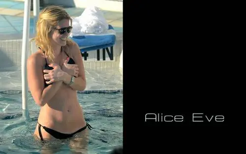 Alice Eve White Tank-Top - idPoster.com