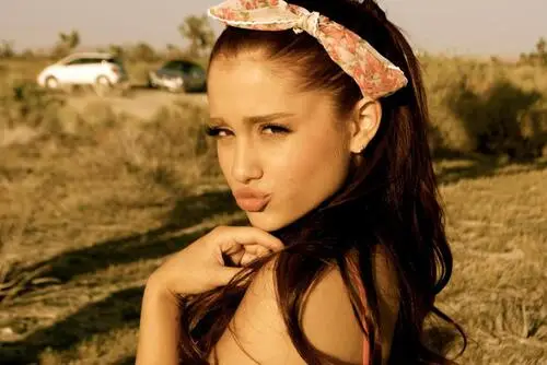 Ariana Grande Jigsaw Puzzle picture 237395