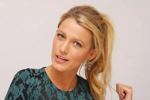 Blake Lively Women's Colored Tank-Top - idPoster.com