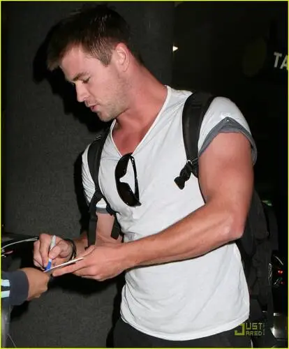 Chris Hemsworth Men's Colored  Long Sleeve T-Shirt - idPoster.com
