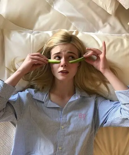 Elle Fanning Wall Poster picture 681105