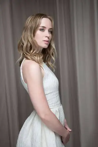 Emily Blunt Computer MousePad picture 434363
