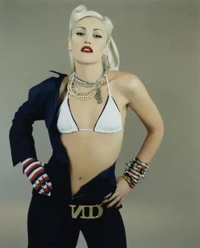 Gwen Stefani White T-Shirt - idPoster.com