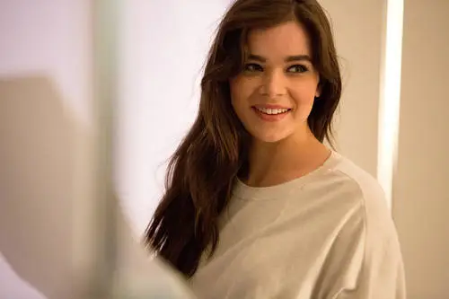 Hailee Steinfeld Computer MousePad picture 638629