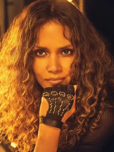 Halle Berry Wall Poster picture 1021191