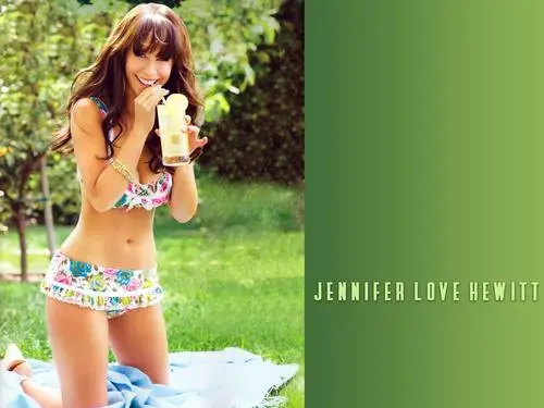 Jennifer Love Hewitt White T-Shirt - idPoster.com
