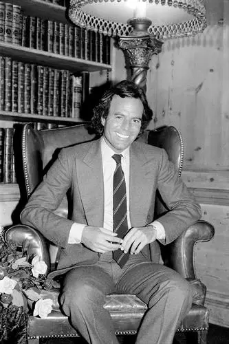 Julio Iglesias Wall Poster picture 509272