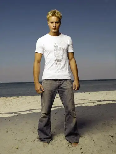 Justin Hartley White T-Shirt - idPoster.com