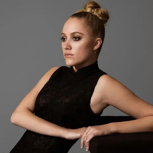 Maika Monroe Wall Poster picture 473580