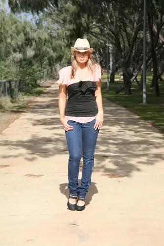 Margot Robbie Women's Colored  Long Sleeve T-Shirt - idPoster.com