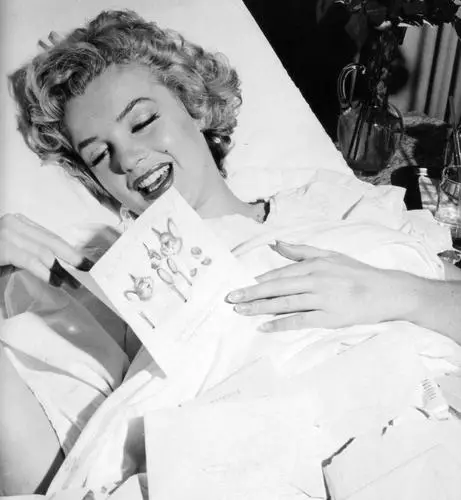 Marilyn Monroe Protected Face mask - idPoster.com