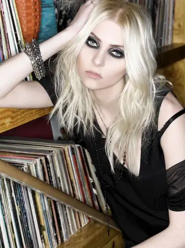 Taylor Momsen Wall Poster picture 880554