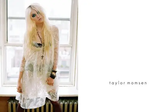 Taylor Momsen White Tank-Top - idPoster.com