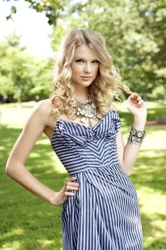 Taylor Swift Women's Colored T-Shirt - idPoster.com