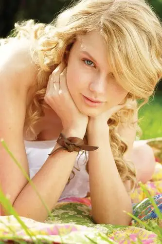 Taylor Swift White T-Shirt - idPoster.com
