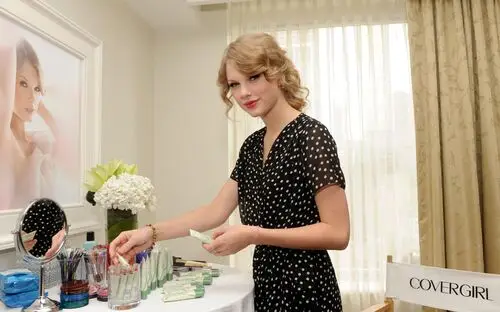 Taylor Swift Women's Colored  Long Sleeve T-Shirt - idPoster.com