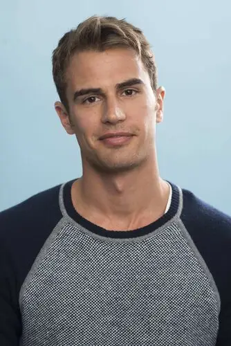 Theo James Jigsaw Puzzle picture 533308