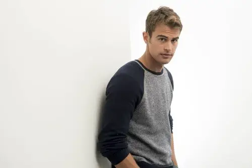 Theo James Computer MousePad picture 533309