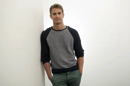 Theo James Computer MousePad picture 533311
