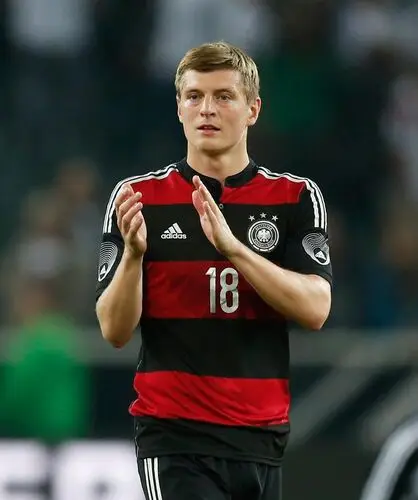 Toni Kroos Wall Poster picture 672060
