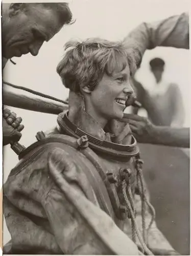 Amelia Earhart Men's Colored Hoodie - idPoster.com