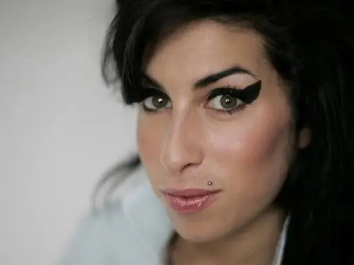 Amy Winehouse White T-Shirt - idPoster.com