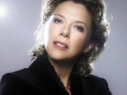 Annette Bening Wall Poster picture 910170