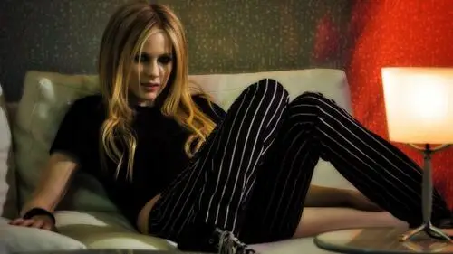 Avril Lavigne Women's Colored  Long Sleeve T-Shirt - idPoster.com