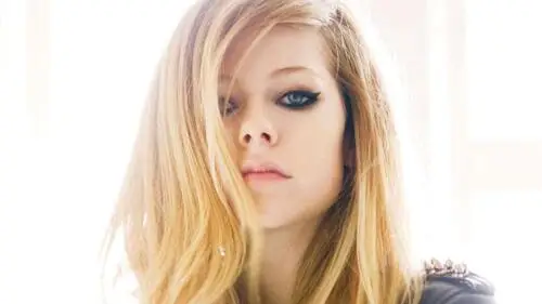 Avril Lavigne Women's Colored T-Shirt - idPoster.com