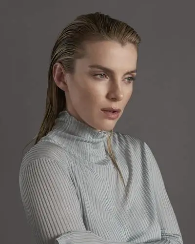 Betty Gilpin Tote Bag - idPoster.com