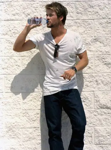 Chris Hemsworth White T-Shirt - idPoster.com