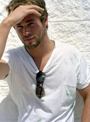 Chris Hemsworth Men's Colored Hoodie - idPoster.com