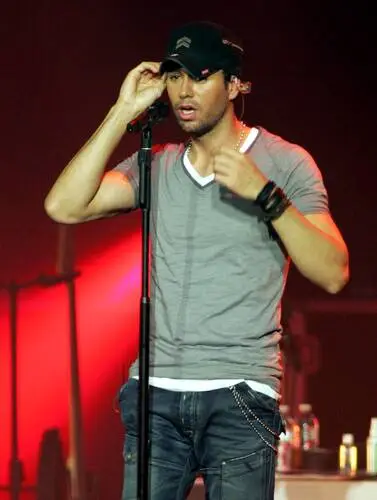 Enrique Iglesias Wall Poster picture 305015