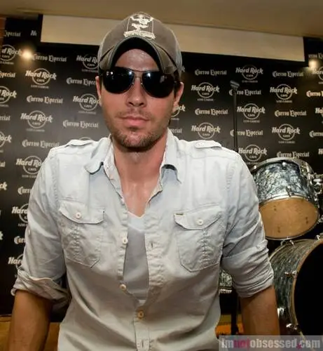 Enrique Iglesias Wall Poster picture 305018