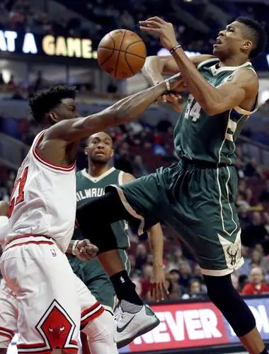 Giannis Antetokounmpo Wall Poster picture 712678