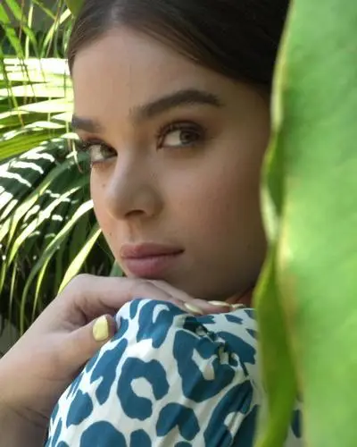 Hailee Steinfeld Protected Face mask - idPoster.com