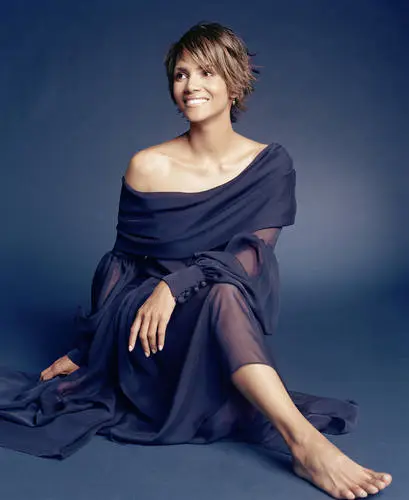 Halle Berry Wall Poster picture 246868