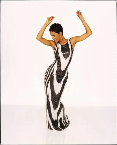Halle Berry Wall Poster picture 639214