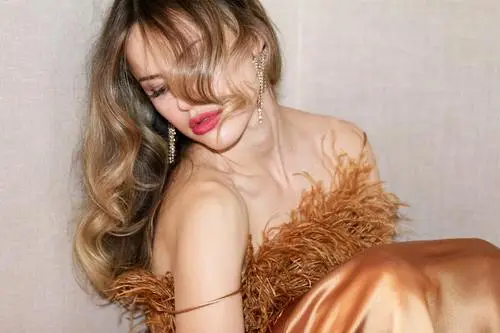 Halston Sage Wall Poster picture 1021257