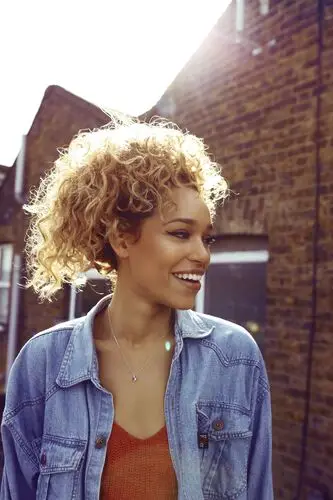 Izzy Bizu Wall Poster picture 632527