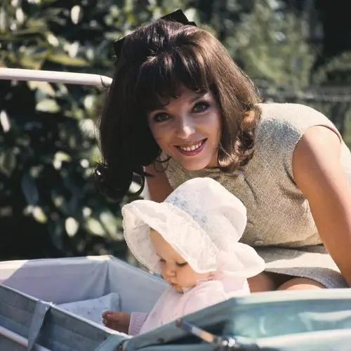 Joan Collins Jigsaw Puzzle picture 661838