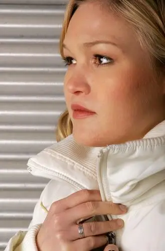 Julia Stiles Protected Face mask - idPoster.com