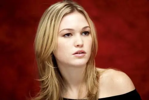 Julia Stiles Protected Face mask - idPoster.com