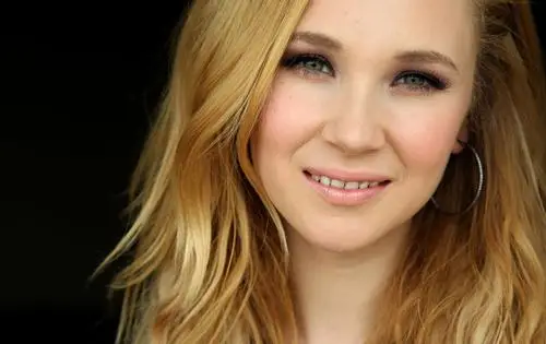 Juno Temple Protected Face mask - idPoster.com