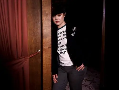 Kelly Osbourne Women's Colored  Long Sleeve T-Shirt - idPoster.com
