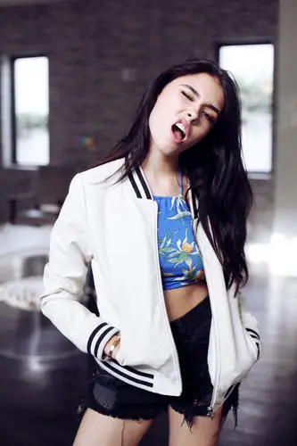 Madison Beer Wall Poster picture 687409
