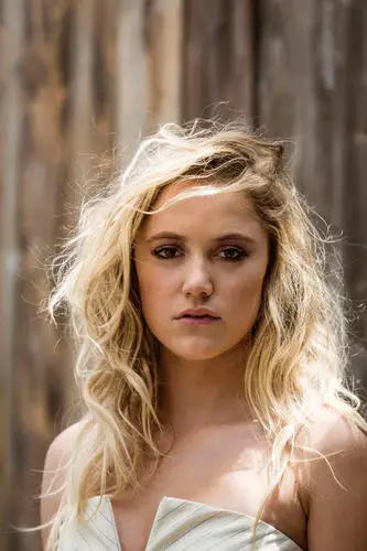 Maika Monroe Wall Poster picture 785095