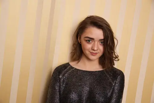 Maisie Williams Men's Colored  Long Sleeve T-Shirt - idPoster.com