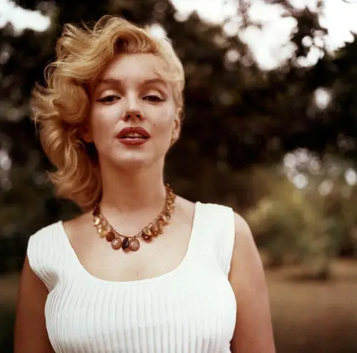 Marilyn Monroe Women's Colored T-Shirt - idPoster.com